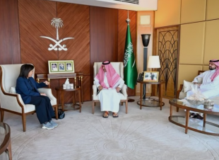 سفير المملكة في القاهرة يبحث مع «الصحة العالمية» التعاون الإقليمي